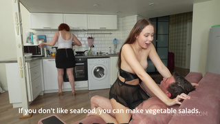 Русский отчим за спиной зрелой жены трахнул молодую падчерицу Alice Flore